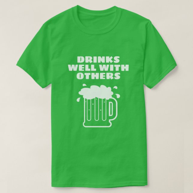 Camiseta Bebidas bien con otras - día verde del St Patricks (Diseño del anverso)