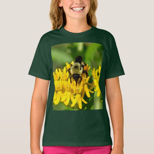 Camiseta Bee Feasting on Butterfly Weed Wildflowers (Anverso)