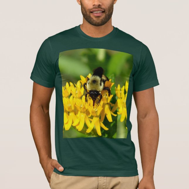 Camiseta Bee Feasting on Butterfly Weed Wildflowers (Anverso)