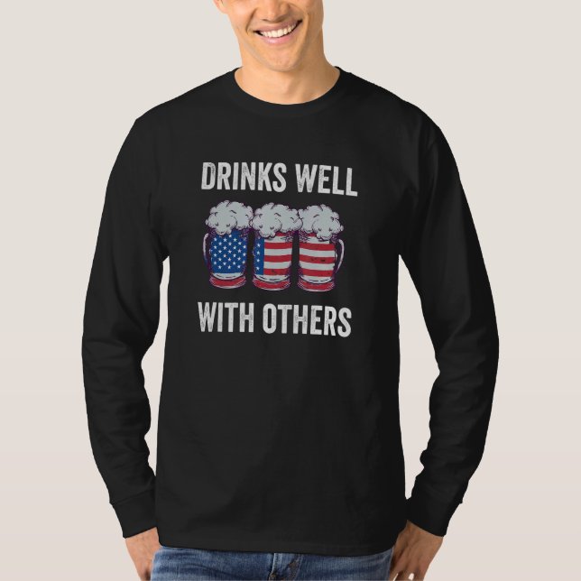 Camiseta Beer Drinks Well With Others American Flag Distres (Anverso)