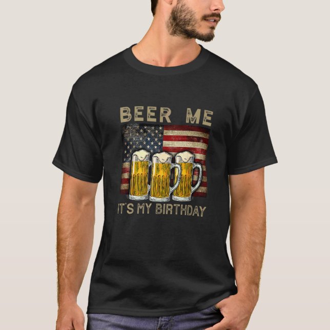 Camiseta Beer Me es mi cumpleaños bebiendo cerveza bandera  (Anverso)