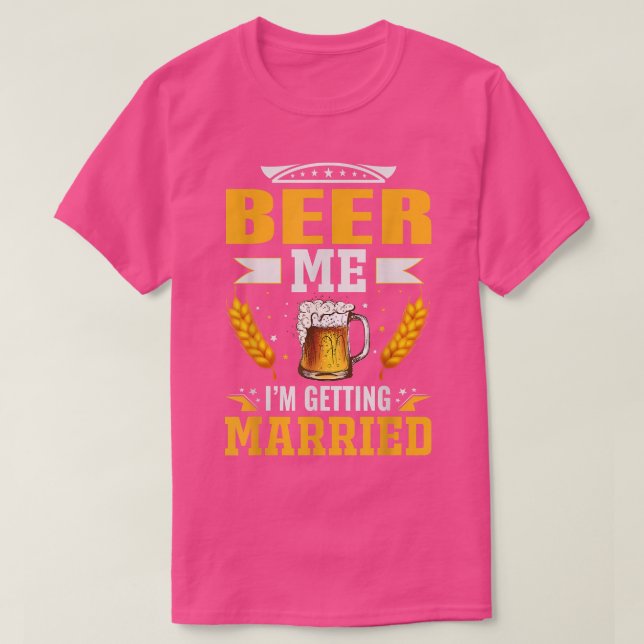 Camiseta Beer me Im getting married, The bachelor party is  (Diseño del anverso)