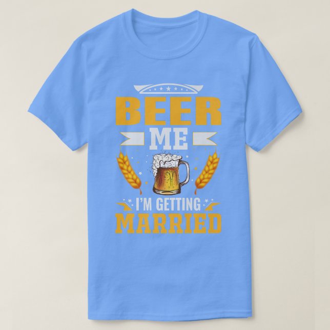 Camiseta Beer me Im getting married, The bachelor party is  (Diseño del anverso)