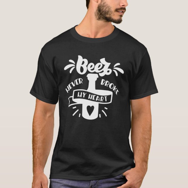 Camiseta Beer Never Broke My Heart Breweries Pilsner (Anverso)