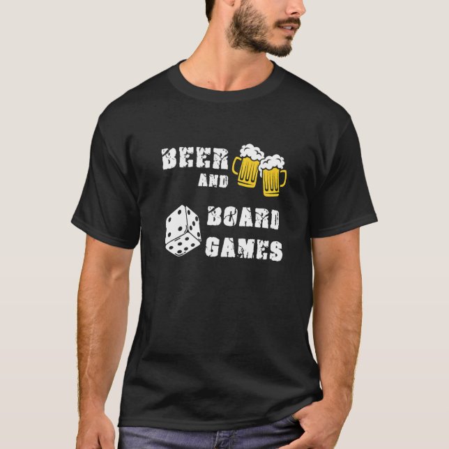 Camiseta Beer Y Juegos De Mesa Gamer Gaming Geek Nerd Backg (Anverso)