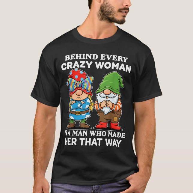 Camiseta Behind Every Crazy Woman Is A Man Who Made Her Tha (Anverso)