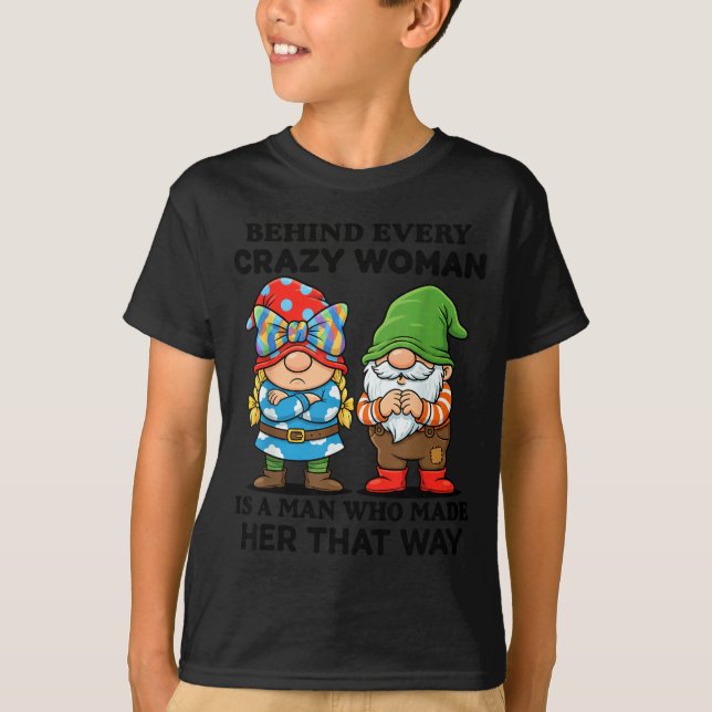 Camiseta Behind Every Crazy Woman Is A Man Who Made Her Tha (Anverso)