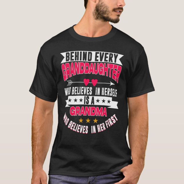 Camiseta Behind Every Granddaughter Who Believes In Herself (Anverso)
