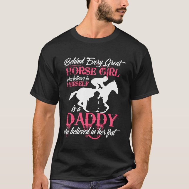 Camiseta Behind Every Great Horse Girl Is A Daddy (Anverso)