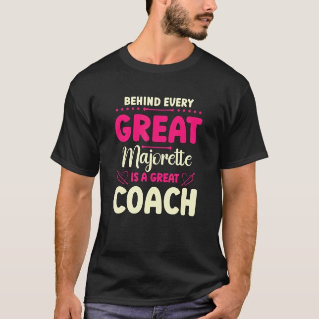 Camiseta Behind Every Great Majorette Is A Great Coach (Anverso)