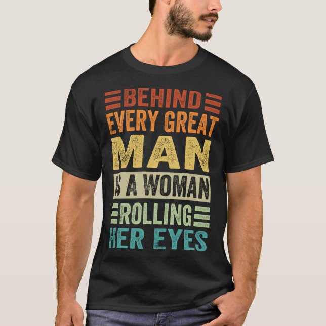 Camiseta Behind Every Great Man Is A Woman Rolling Her Eyes (Anverso)