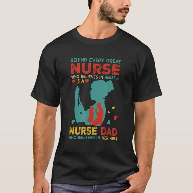 Camiseta Behind Every Great Nurse Is Nurse Dad Believed In  (Anverso)