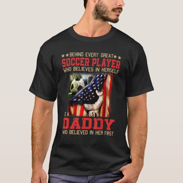 Camiseta Behind every great SOCCER PLAYER who believes is a (Anverso)