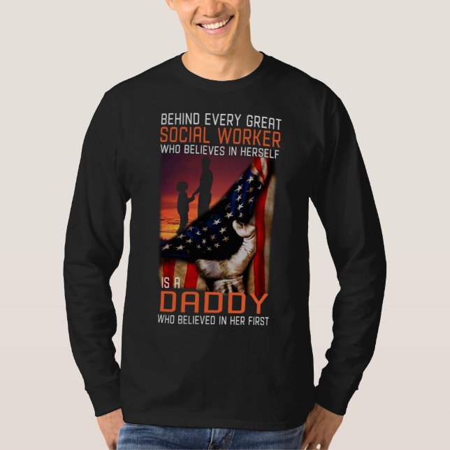 Camiseta Behind every great Social Worker is a Daddy who be (Anverso)