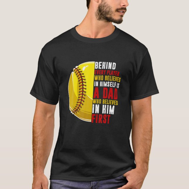 Camiseta Behind Every Player Is Dad Who Believed In Him Sof (Anverso)