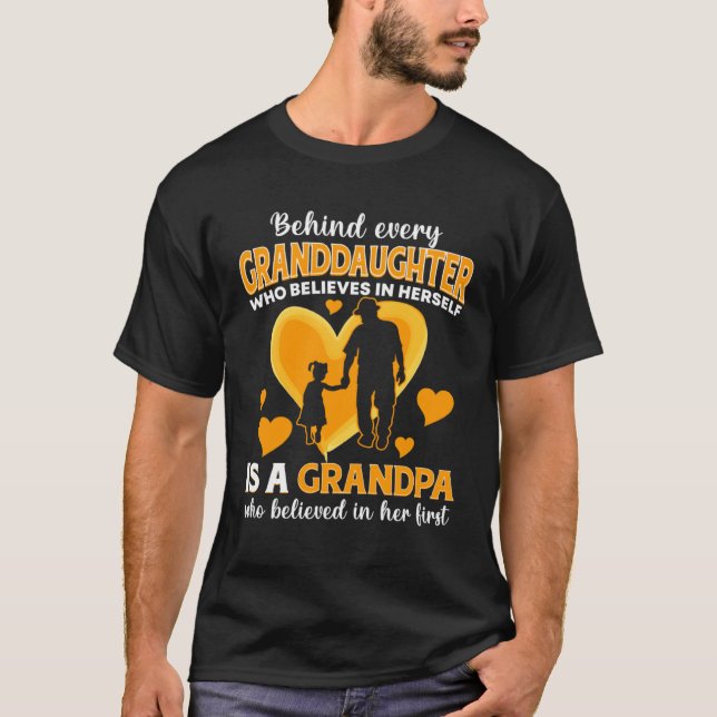Camiseta Behind Granddaughter Who Believes In Herself is A  (Anverso)
