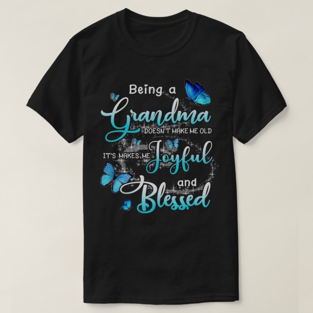 Camiseta Being A Grandma Doesn't Make Me Old It's Makes Me  (Diseño del anverso)