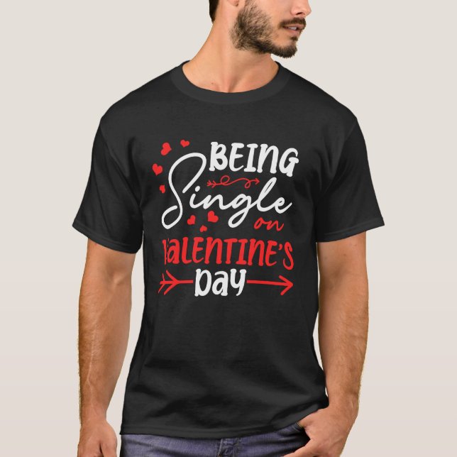 Camiseta Being Single On Valentine's Day Hearts Solo Celebr (Anverso)