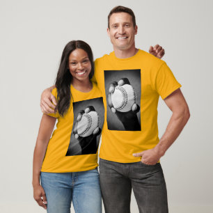 Camiseta béisbol en mano