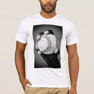 Camiseta béisbol en mano