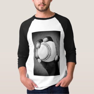 Camiseta béisbol en mano
