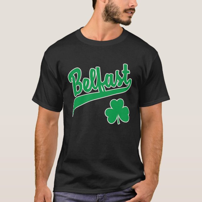 Camiseta Belfast Sports Script Shamrock Green Print White O (Anverso)