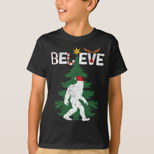 Camiseta Believe Bigfoot Sasquatch Yeti Santa Hat Navidades