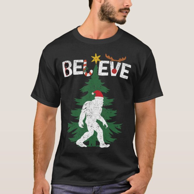 Camiseta Believe Bigfoot Sasquatch Yeti Santa Hat Navidades (Anverso)