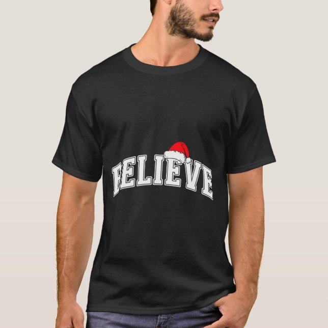 Camiseta Believe Christmas Varsity Text With Santa Hat Fami (Anverso)