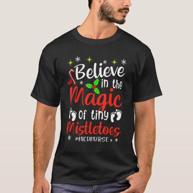 Camiseta Believe In Magic Of Tiny Mistletoes NICU Nurse Chr (Anverso)
