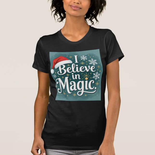 Camiseta Believe in magic women family holiday tee (Anverso)
