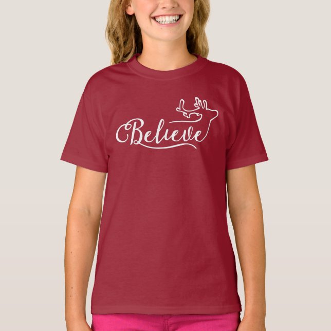 Camiseta Believe Reindeer Script – Navidad Minimal (Anverso)