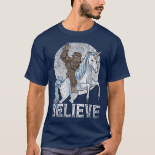 Camiseta Believer Bigfoot Riding Unicorn