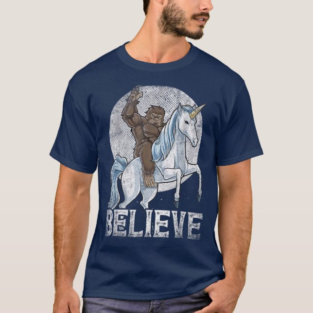 Camiseta Believer Bigfoot Riding Unicorn (Anverso)