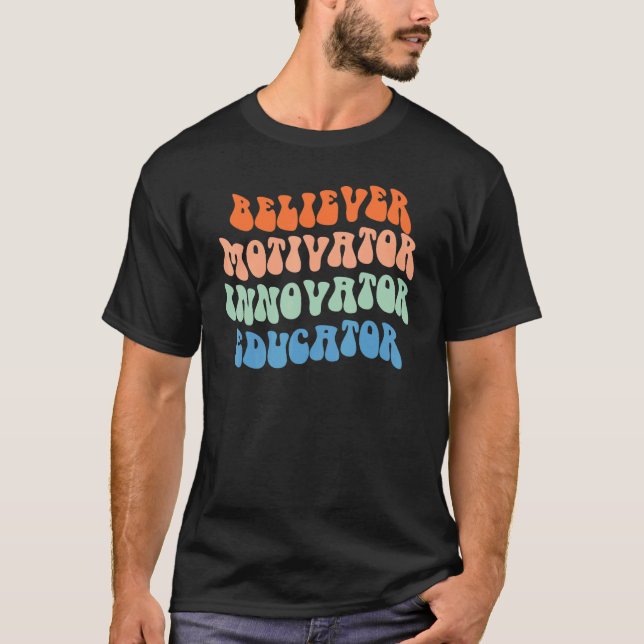 Camiseta Believer Motivator Innovator Educator Retro Teache (Anverso)
