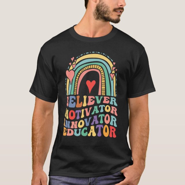 Camiseta Believer Motivator Innovator Educator Retro Teache (Anverso)