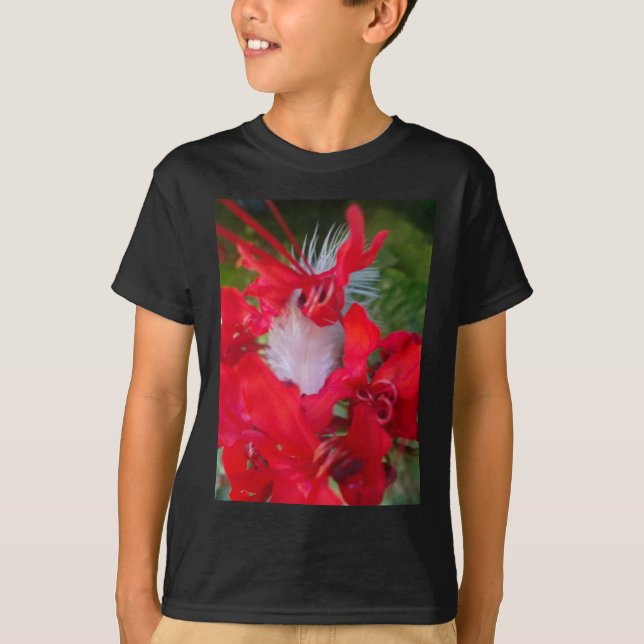 Camiseta Belleza Delicada: Flor roja con pluma blanca (Anverso)