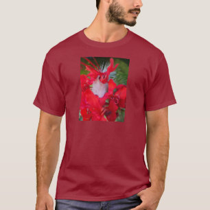 Camiseta Belleza Delicada: Flor roja con pluma blanca
