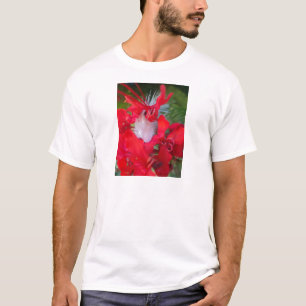 Camiseta Belleza Delicada: Flor roja con pluma blanca