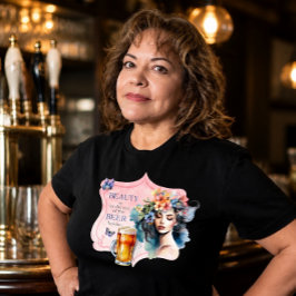 Camiseta Belleza en el Ojo del que Sostiene la Cerveza Dama