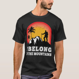 Camiseta Belong en las montañas haciendo senderismo por la