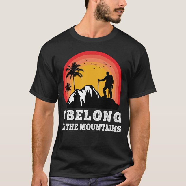 Camiseta Belong en las montañas haciendo senderismo por la  (Anverso)