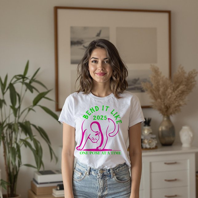 Camiseta Bend It Like 2025: Mujeres divertidas con gatos de (Subido por el creador)