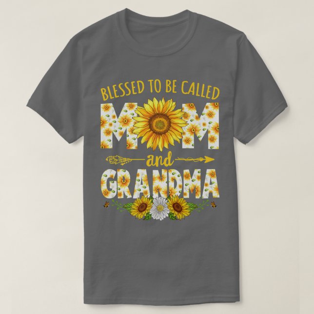 Camiseta Bendita De Ser Llamada Mamá Y Abuela Mola De Giras (Diseño del anverso)
