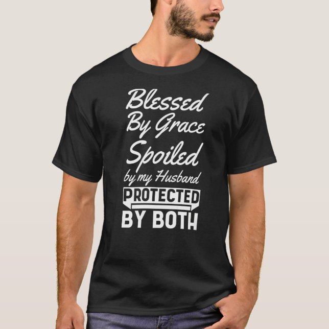 Camiseta Bendita Por La Gracia Que Malogró Mi Pareja Esposa (Anverso)