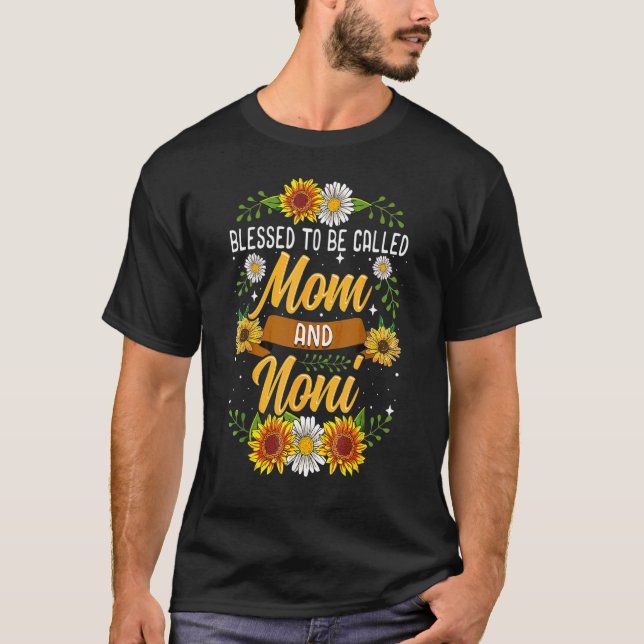 Camiseta Bendita Por Ser Llamada Mamá Y Noni Sunflowers Co (Anverso)