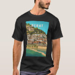 Camiseta Berat Albania Viajes de arte<br><div class="desc">Diseño de viaje vectorial retro de Berat. Berat es una ciudad en el río Osum,  en el centro de Albania. Es conocida por sus casas blancas otomanas.</div>
