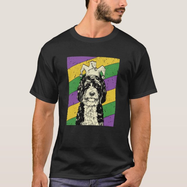 Camiseta Bernedoodle Jester Mardi Gras Doodle Dog Mom or Da (Anverso)