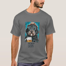 Bernedoodle sostiene una taza de cerveza