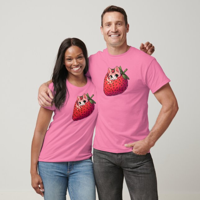 Camiseta Berry Purrfection: Gato rosa dentro de una fresa (Unisexo)